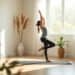 Femme pratiquant le yoga hatha en posture debout — yoga hatha débutants postures