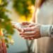 5 langages de l'amour : apprends à aimer 7 Deux mains qui se touchent doucement, lumière naturelle chaude — 5 langages de l'amour