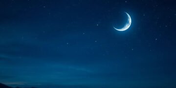 Nœuds lunaires astrologie : ta boussole karmique 6 Ciel nocturne mystique avec croissant de lune et étoiles, nœuds lunaires astrologie