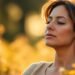 Femme méditant paisiblement en pleine lumière du matin, méditation guidée stress anxiété