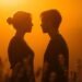 Relation toxique : les signes qui alertent 7 Silhouette symbolisant la distance émotionnelle dans une relation toxique, signes d'alarme à repérer