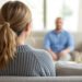 Attachement évitant : aimer à distance 7 Une femme en pull et un homme assis à distance sur le même canapé : attachement évitant