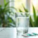 Eau alcaline : ce que dit la science 7 Verre d'eau et bandelettes de pH sur un plan de travail clair : eau alcaline