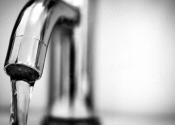 Robinet de cuisine en inox avec un filet d'eau claire, osmoseur domestique