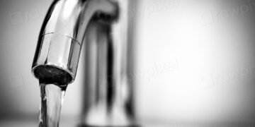 Osmoseur domestique : utile ou surdimensionné ? 6 Robinet de cuisine en inox avec un filet d'eau claire, osmoseur domestique