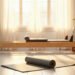 Studio de Pilates au lever du jour, tapis roule et reformer en bois, Pilates et scoliose