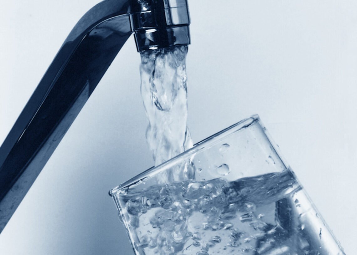 Qualité de l'eau du robinet en France 1 Verre rempli d'eau claire directement au robinet de cuisine - qualité de l'eau du robinet en France