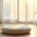 Coussin de méditation au sol dans la lumière du matin : respiration alternée Nadi Shodhana