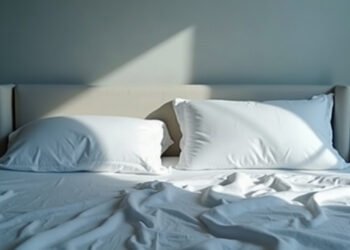 Lit défait éclairé par la lumière froide du petit matin dans une chambre immobile, paralysie du sommeil