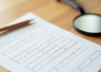 Un questionnaire vierge, un crayon et un petit miroir posés sur une table, alexithymie