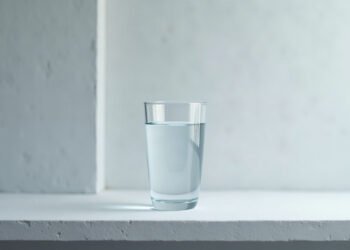 Verre d’eau froide posé dans un angle de mur pâle, surface parfaitement sèche, sans la moindre buée : moisissures dans le logement